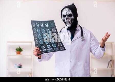 Medico del diavolo maschile radiologo che lavora in clinica Foto Stock