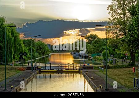 Tramonto a Limmer Schleuse da Continental Limmer. Foto Stock