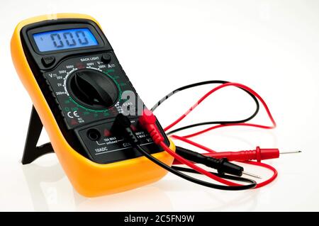 Multimetro digitale con visualizzazione su schermo blu Foto Stock