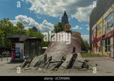 Stazione della metropolitana Bockenheimer Warte, entrata sotto forma di un vecchio tram, Francoforte, Germania Foto Stock