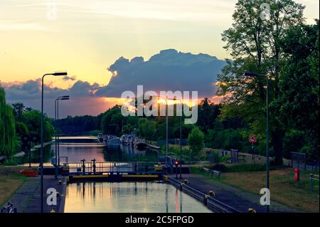 Tramonto a Limmer Schleuse da Continental Limmer. Foto Stock