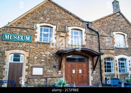 OAKHAM/RUTLAND, INGHILTERRA - 18 APRILE 2020: Esterno del Rutland Museum a Oakham, Rutland, museo Foto Stock