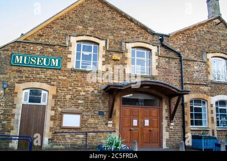 OAKHAM/RUTLAND, INGHILTERRA - 18 APRILE 2020: Esterno del Rutland Museum a Oakham, Rutland, museo Foto Stock