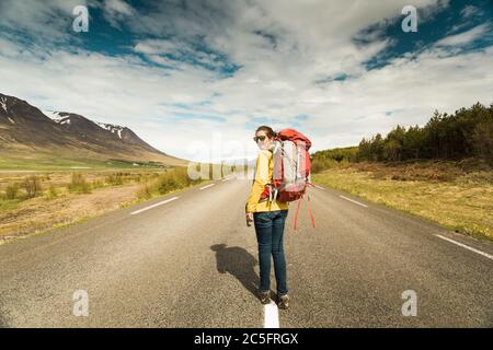 Femmina turistico backpacker in Icleand pronti per l'avventura Foto Stock