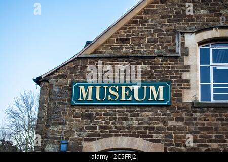 OAKHAM/RUTLAND, INGHILTERRA - 18 APRILE 2020: Esterno del Rutland Museum a Oakham, Rutland, museo Foto Stock