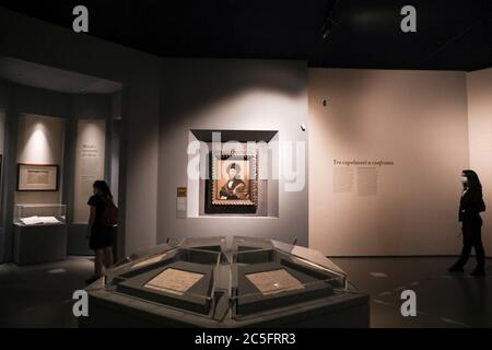 Roma, Italia. 2 luglio 2020. Un membro dello staff (R) che indossa una maschera ti aspetta per guidare i visitatori durante la mostra 'Raffaello 1520-1483' a Roma, 2 luglio 2020. La mostra "Raffaello 1520-1483", la più grande retrospettiva mai realizzata sulla vita e l'opera del maestro rinascimentale Raffaello, è stata riaperta recentemente alle Scuderie del Quirinale di Roma. I visitatori, che dovevano indossare maschere facciali, dovevano prenotare orari precisi per l'ingresso. Ogni visitatore ha avuto la sua temperatura presa da un termometro digitale all'ingresso. Credit: Cheng Tingting/Xinhua/Alamy Live News Foto Stock