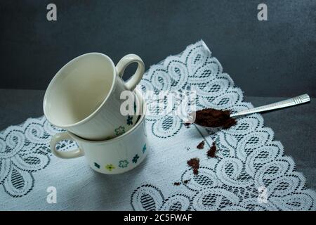 Tazze di caffè sul tavolo e un caffè con cucchiaio Foto Stock
