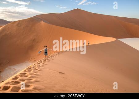 Escursionisti Escursioni sulle dune di sabbia a Sossusvlei , Namib-Naukluft Parco Nazionale , Namibia. Foto Stock