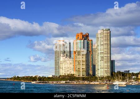 Luce serale sulle Miami Beach Condo Towers Foto Stock