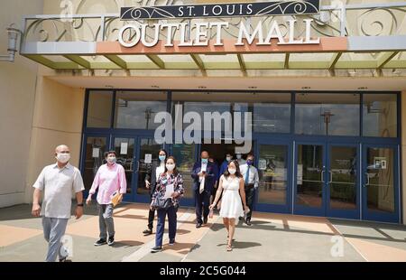 Hazelwood, Stati Uniti. 02 luglio 2020. I Petitoners lasciano il vecchio centro commerciale outlet St. Louis per raggiungere a piedi la cerimonia di naturalizzazione a Hazelwood, Missouri, giovedì 2 luglio 2020. 54 petitori hanno preso il giuramento, mentre si sono levati fuori nelle temperature di 90 gradi socialmente distanzianti e indossando le maschere. Photo by Bill Greenblatt/UPI Credit: UPI/Alamy Live News Foto Stock