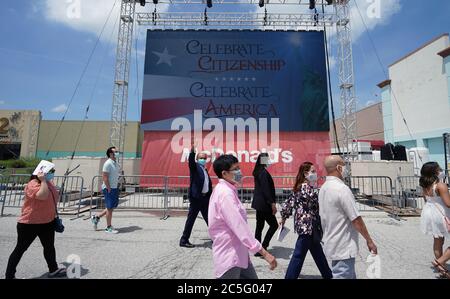 Hazelwood, Stati Uniti. 02 luglio 2020. 53 firmatari camminano per la loro cerimonia di naturalizzazione per essere giurati come cittadini americani, durante una cerimonia di naturalizzazione a Hazelwood, Missouri, giovedì 2 luglio 2020. I firmatari hanno giurato, mentre si trovavano all'esterno a temperature di 90 gradi, distanziando socialmente e indossando maschere. Photo by Bill Greenblatt/UPI Credit: UPI/Alamy Live News Foto Stock