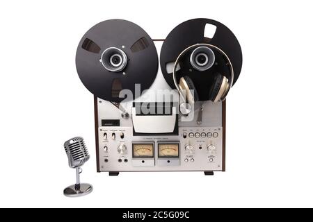 Registratore a nastro con audio DA BOBINA A BOBINA con cuffie e microfono isolati su sfondo bianco Foto Stock