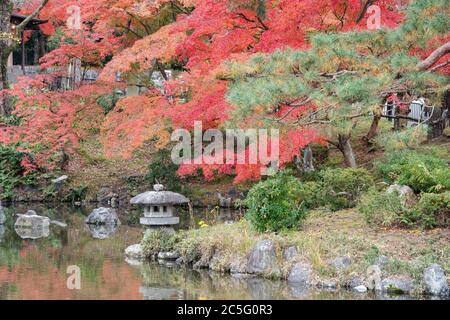 Lanterna di pietra nel parco Maruyama di Kyoto, Giappone. Foto Stock