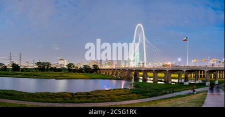 Vista a lunga esposizione del Ponte Margaret Hunt Hill di notte Foto Stock