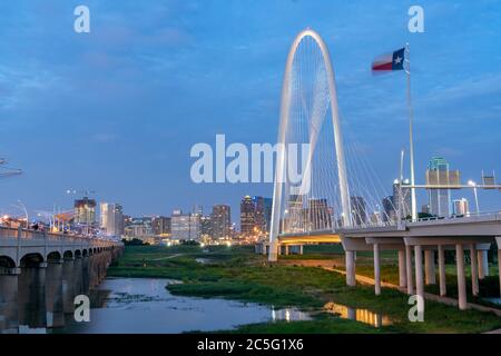 Vista notturna dello skyline del centro di Dallas tra il Ponte Margaret Hunt Hill e il Ponte Margaret McDermott Foto Stock