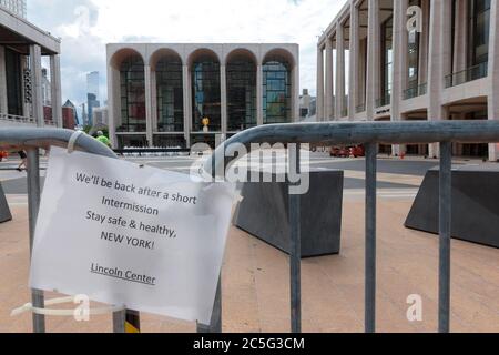 un segno sarcastico su una barriera di fronte al teatro dell'opera metropolitana, chiuso a causa del coronavirus o della pandemia del covid-19, che dice che è in intermissi Foto Stock