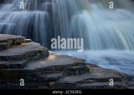 Tahquamenon Falls state Park MI / SEPT Cascade delle cascate inferiori oltre gli strati scalini punteggiati di luce solare. Foto Stock