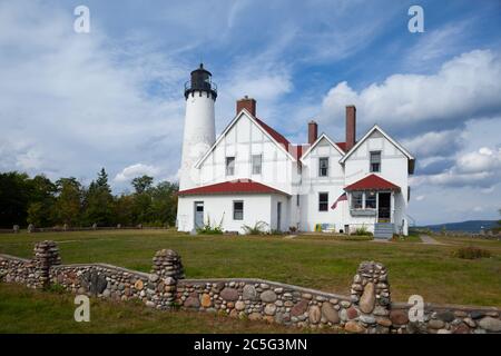 Hiawatha National Forest MI / Oct il faro di Point Iroquois è stato illuminato per la prima volta nel 1857 e il suo quarto ordine Fresnel lente brillare su uno dei Foto Stock