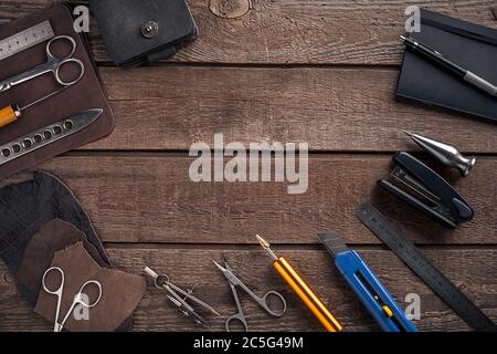 Borsa in pelle. Lavoro di un artigiano in un'officina. Vista dall'alto Foto Stock