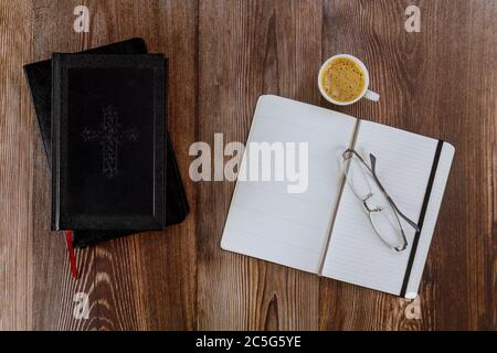 CHICAGO il US 01 LUGLIO 2020: Aprire la Sacra Bibbia mentendo sullo studio personale con una tazza di caffè Foto Stock