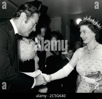 12 dicembre 1967 - Londra, Inghilterra, Regno Unito - LA REGINA ELIZABETH II si scuote le mani mentre viene presentata all'attore REX HARRISON, star del film 'Doctor Dolittle' quando ha partecipato alla prima visione del film all'Odeon Cinema London la scorsa notte. La mostra di tutti i biglietti è stata in aiuto della British Empire Cancer Campaign Charity. (Credit Image: © Keystone Press Agency/Keystone USA via ZUMAPRESS.com) Foto Stock