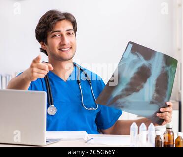 Il maschio di medico radiologo con raggi x può immagine Foto Stock