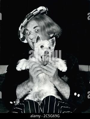 03 agosto 1971 - Wembley, Inghilterra, Regno Unito - OLEG POPOV, il clown famoso in tutto il mondo raffigurato con Big ben, un terrier delle Highlands occidentali, che apparirà con lui nel suo atto, posa oggi durante una fotocellula per il famoso circo statale di Mosca 1971. Il Circo di Mosca apre domani presso la piscina Empire, a Wembley (dal 4 agosto al 11 settembre). Big ben è un sostituto tardivo di Gammy, un terrier delle Highlands occidentali che Popov aveva scelto il mese scorso. (Credit Image: © Keystone Press Agency/Keystone USA via ZUMAPRESS.com) Foto Stock