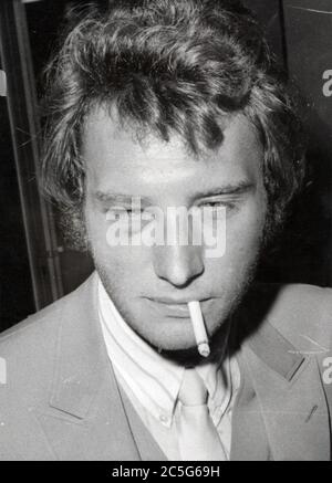 10 novembre 1969 - Parigi, Francia - JOHNNY HALLYDAY torna in Francia con un occhio nero dopo aver guardato nel film ''armi di rabbia'' in Egitto. (Credit Image: © Keystone Press Agency/Keystone USA via ZUMAPRESS.com) Foto Stock