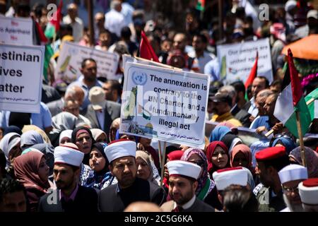 Gaza, Palestina. 01 Luglio 2020. Manifestanti che hanno cartelloni durante la manifestazione a Gaza, il 1° luglio 2020. I palestinesi partecipano a una marcia che chiede un "giorno di rabbia" per protestare contro il piano di Israele di annettere parti della Cisgiordania occupate da Israele a Gaza. (Foto di Yousef Masoud/INA Photo Agency/Sipa USA) Credit: Sipa USA/Alamy Live News Foto Stock