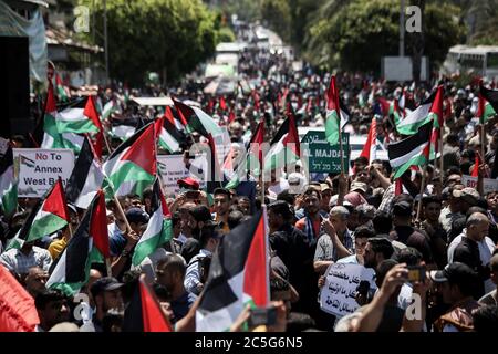 Gaza, Palestina. 01 Luglio 2020. Manifestanti con bandiere palestinesi durante la manifestazione, a Gaza, il 1° luglio 2020. I palestinesi partecipano a una marcia che chiede un "giorno di rabbia" per protestare contro il piano di Israele di annettere parti della Cisgiordania occupate da Israele a Gaza. (Foto di Yousef Masoud/INA Photo Agency/Sipa USA) Credit: Sipa USA/Alamy Live News Foto Stock