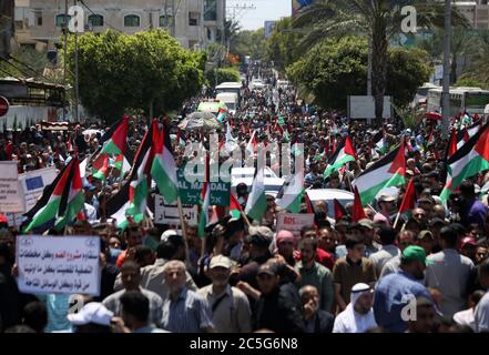 Gaza, Palestina. 01 Luglio 2020. Manifestanti con bandiere palestinesi durante la manifestazione, a Gaza, il 1° luglio 2020. I palestinesi partecipano a una marcia che chiede un "giorno di rabbia" per protestare contro il piano di Israele di annettere parti della Cisgiordania occupate da Israele a Gaza. (Foto di Yousef Masoud/INA Photo Agency/Sipa USA) Credit: Sipa USA/Alamy Live News Foto Stock