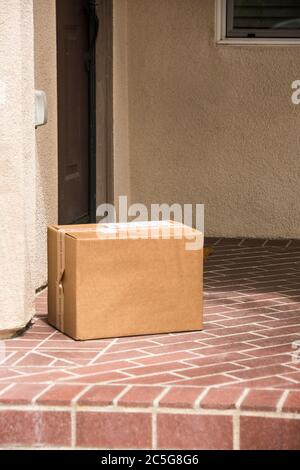 Una scatola di merce consegnata a una casa a Mission Viejo, California Foto Stock