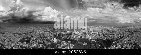 Panorama aereo bianco e nero della città di ho Chi Minh o Saigon Vietnam con il cielo tropicale drammatico Foto Stock