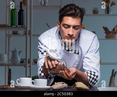 Il caffè barista lavora fino a tardi in negozio la preparazione di bevande Foto Stock