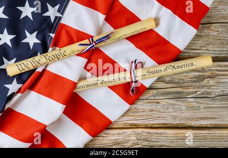 Festa americana. Dichiarazione di Independence documento pergamena con bandiera statunitense su sfondo bianco. Foto Stock