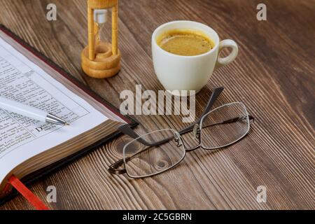 CHICAGO il US 01 LUGLIO 2020: Lo studio della Bibbia cristiana è aperto le Scritture pregano a Dio studiare dovunque e in qualsiasi momento, solo credendo in Dio con una tazza di caffè Foto Stock