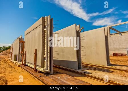 Pareti in cemento prefabbricato sul cantiere Foto Stock