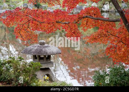 Lanterna di pietra nel parco Maruyama di Kyoto, Giappone. Foto Stock