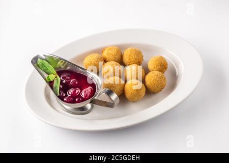 Antipasti con palle di formaggio su un piatto bianco Foto Stock