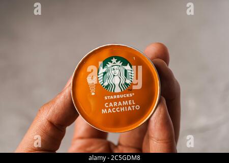 Esempio editoriale di Starbucks Caramel Macchiato capsule di caffè Foto Stock