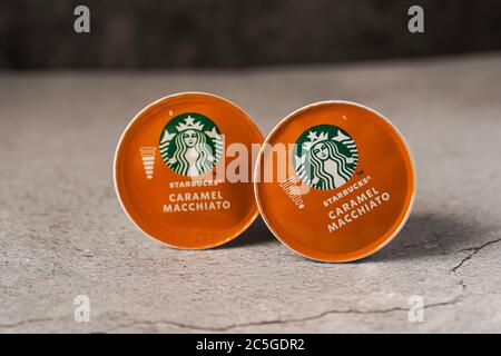 Esempio editoriale di Starbucks Caramel Macchiato capsule di caffè Foto Stock