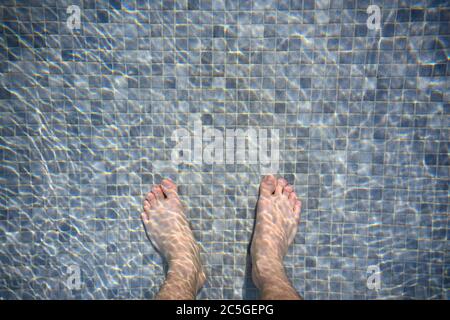 I piedi in piscina al mattino riflettono l'acqua come onde. Mosaico misto con grigio scuro e grigio chiaro Foto Stock