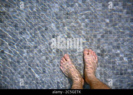 I piedi in piscina al mattino riflettono l'acqua come onde. Mosaico misto con grigio scuro e grigio chiaro Foto Stock