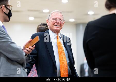 Washington, Stati Uniti. 02 luglio 2020. Il senatore degli Stati Uniti Jim Inhofe parla con i giornalisti vicino alla metropolitana del Senato. Credit: SOPA Images Limited/Alamy Live News Foto Stock
