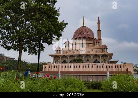 La Moschea Putra (Malese: Masjid Putra) è la principale moschea di Putrajaya, Malesia. La costruzione della moschea iniziò nel 1997 e ne fu completata due Foto Stock