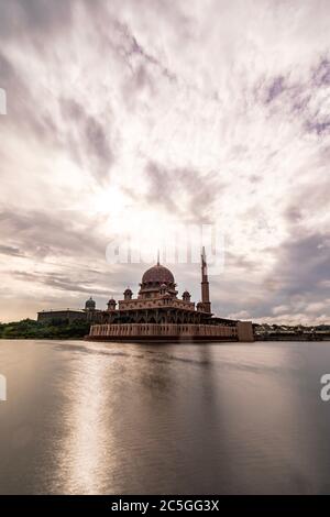 La Moschea Putra (Malese: Masjid Putra) è la principale moschea di Putrajaya, Malesia. La costruzione della moschea iniziò nel 1997 e ne fu completata due Foto Stock