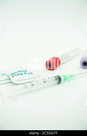 kit per la raccolta del sangue, siringa vuota con ago, provetta per il prelievo del sangue e tampone imbevuto di alcool, concetto medico Foto Stock