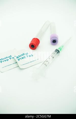 kit per la raccolta del sangue, siringa vuota con ago, provetta per il prelievo del sangue e tampone imbevuto di alcool, concetto medico Foto Stock