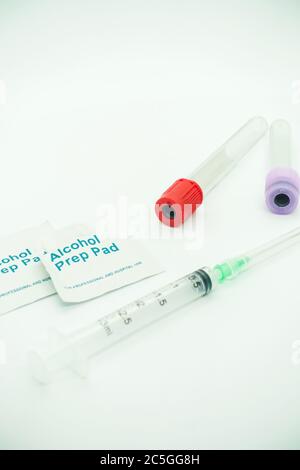 kit per la raccolta del sangue, siringa vuota con ago, provetta per il prelievo del sangue e tampone imbevuto di alcool, concetto medico Foto Stock