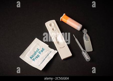 Kit di test HIV Rapid su sfondo nero Foto Stock